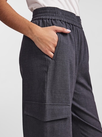 PIECES Ohlapna forma Kargo hlače 'Lusia' | siva barva