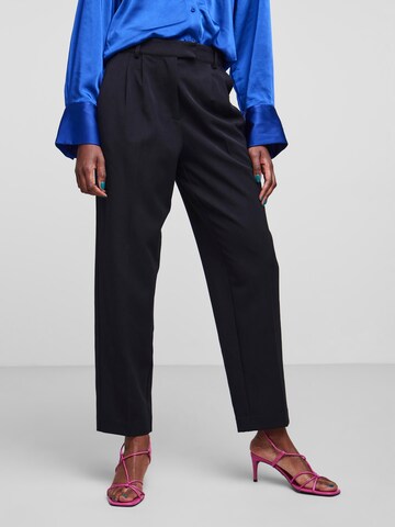 regular Pantaloni con pieghe 'Sorah' di Y.A.S in nero: frontale