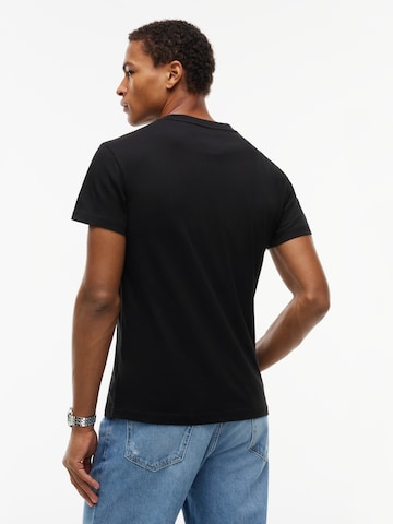 Tommy Jeans - Camiseta 'NY' en negro: atrás