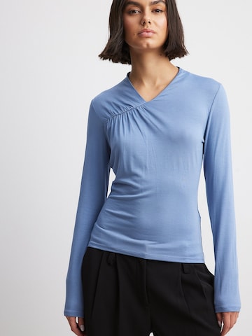 NA-KD Shirt in Blauw: voorkant