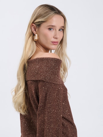 Influencer Sweter w kolorze brązowy