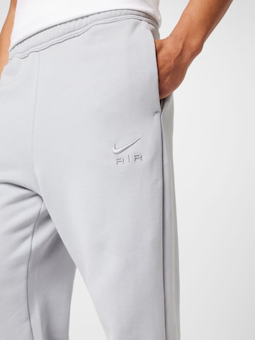 Nike Sportswear Zúžený strih Nohavice - Sivá