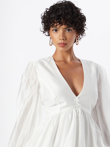 Robe de cocktail 'HARLOW' Bardot en blanc