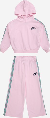 Nike Sportswear Strój do biegania 'HAPPY CAMPER' w kolorze różowy: przód