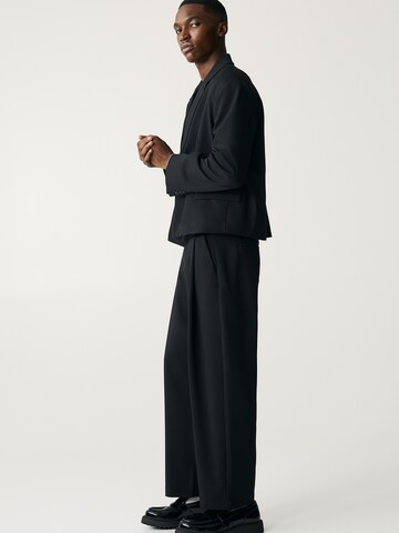 Regular Pantaloni cutați de la Pull&Bear pe negru