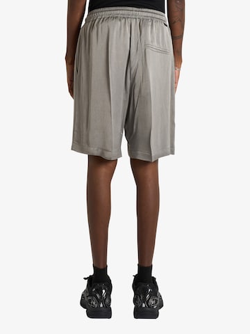 regular Pantaloni con piega frontale di Yes London in grigio