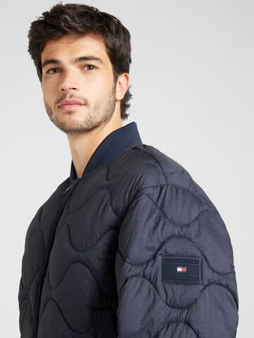 TOMMY HILFIGER Tussenjas in Blauw