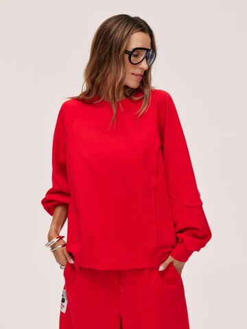 Kamila Šikl Sweatshirt in Rood: voorkant