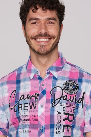 CAMP DAVID Regular Fit Kurzarm-Karohemd mit Label-Applikationen in Pink