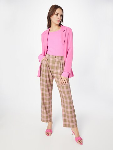 rožinė VERO MODA Megztinis 'GOLD NEEDLE'