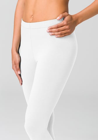 Skinny Pantaloncini da pigiama di VIVANCE in nero