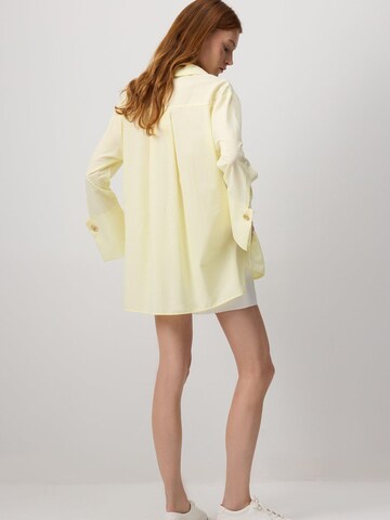 Touché Privé - Camiseta 'Poplin Shirt With Wide Cuff' en amarillo