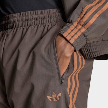 ADIDAS ORIGINALS Tapered Παντελόνι 'Firebird' σε καφέ