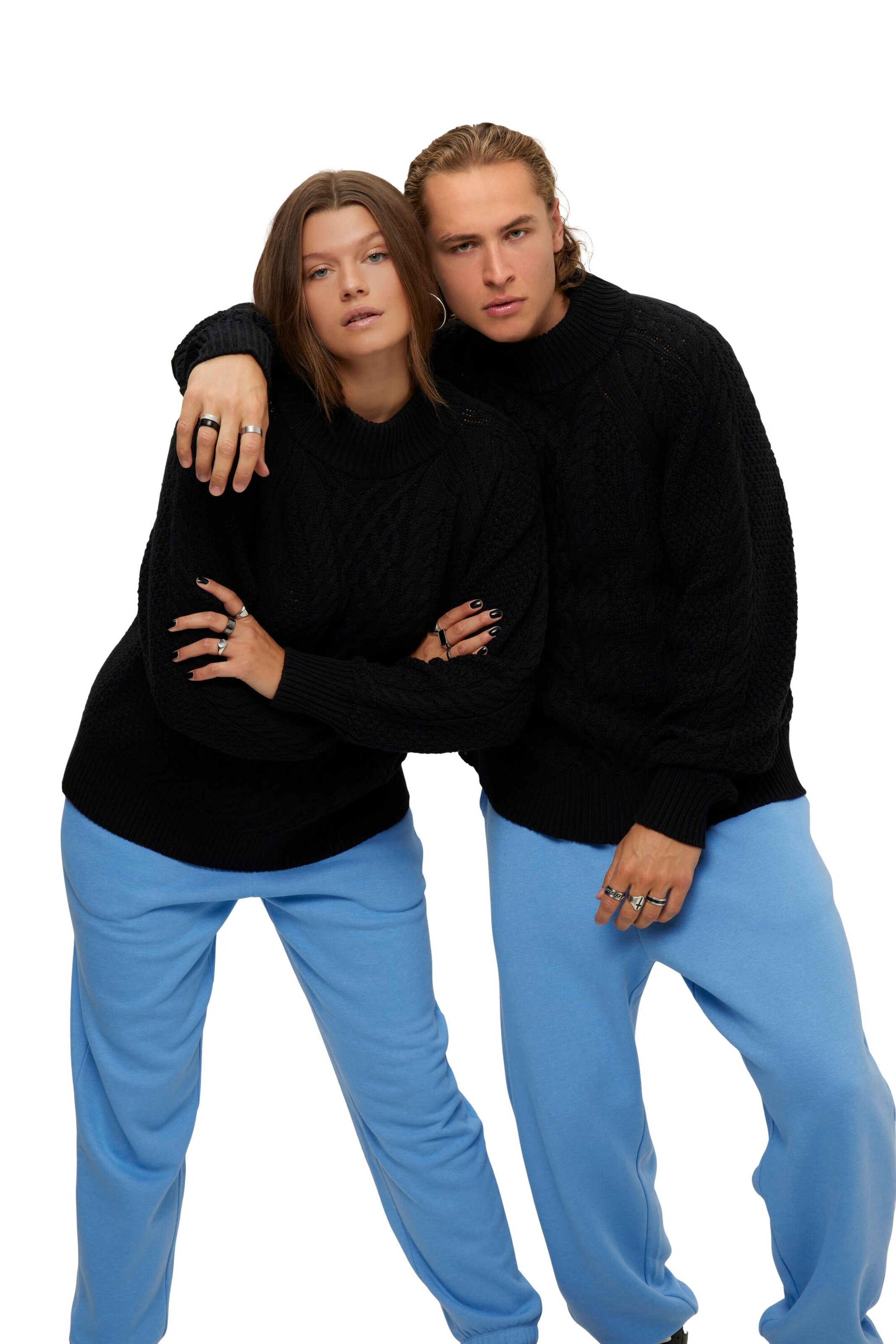 Pull-over Studio Untold en noir : devant