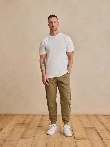 DAN FOX APPAREL Конический (Tapered) Штаны 'Mats' в Зеленый: спереди