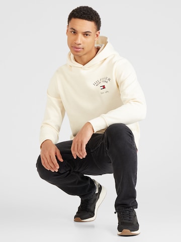 Sweat-shirt 'ARCHED VARSITY' TOMMY HILFIGER en beige