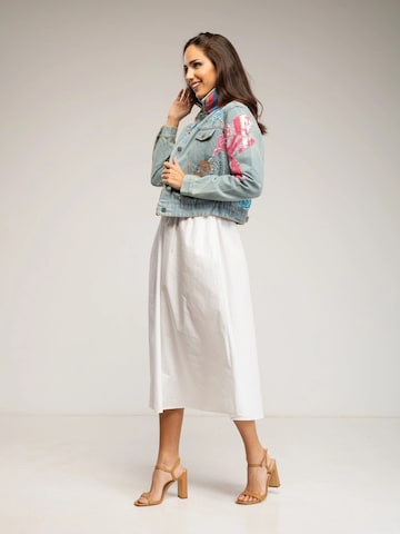 Veste mi-saison 'Chaqueta denim con dibujo de mariposa bordado  y lentejuelas' Tantra en bleu