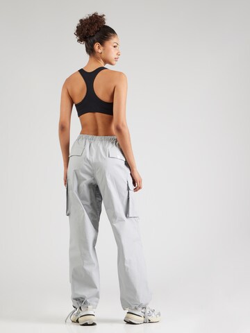 Loosefit Pantalon cargo Nike Sportswear en gris