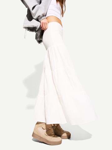 Bershka Sukně – bílá: přední strana
