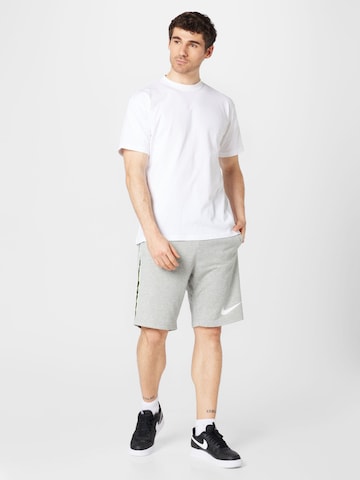 Nike Sportswear Regular Shorts in Grau