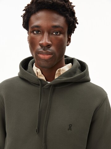 ARMEDANGELS Pullover PAARLO FLEECE HOODIE in Grün