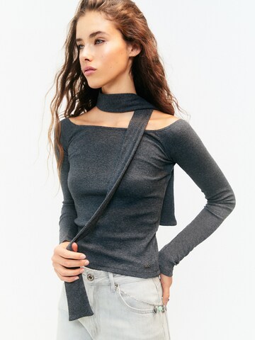 Pull&Bear Shirt in Grijs: voorkant