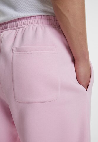 Effilé Pantalon 'Fluffy' Urban Classics en rose