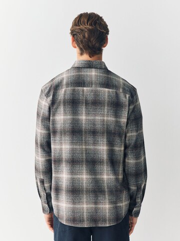 Coupe regular Chemise Next en gris