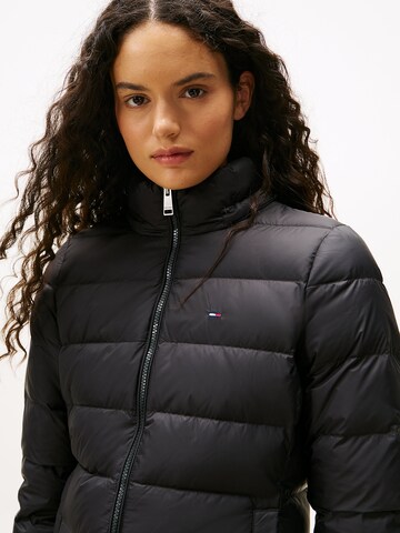 Tommy Jeans Демисезонное пальто 'ESSENTIAL' в Черный