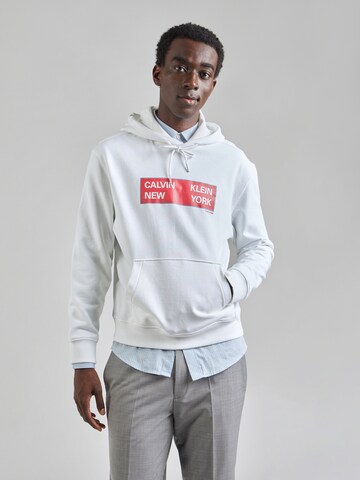 Sweat-shirt Calvin Klein Jeans en blanc : devant