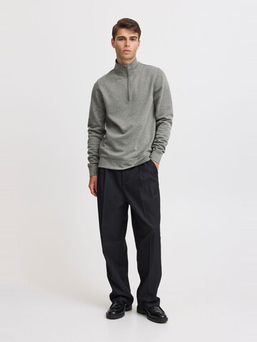 Casual Friday - Sweatshirt ' Sebastian ' em cinzento
