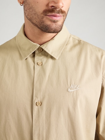 Fit confort Chemise 'CLUB' Nike Sportswear en beige