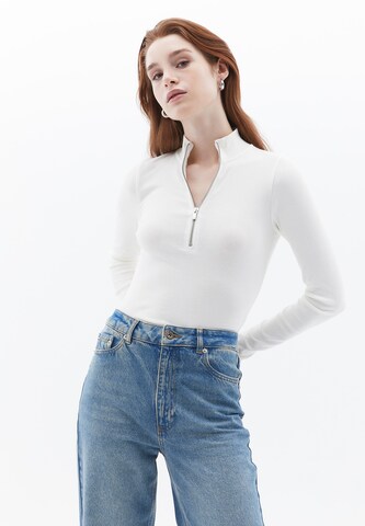 OXXO Shirt in White: front