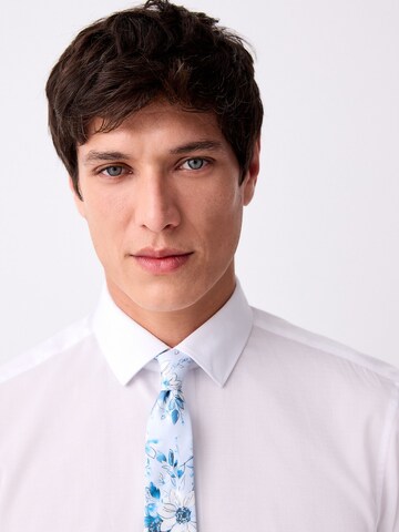 Next Slim Fit Set: Hemd und Krawatte in Weiß