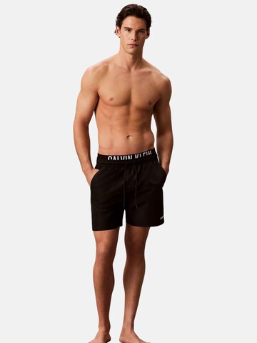 Shorts de bain 'CALVIN KLEIN MEDIUM DRAWSTRING BOXER Costumi da bagno' Calvin Klein en noir