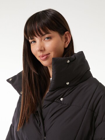 Bershka Jacke in Schwarz