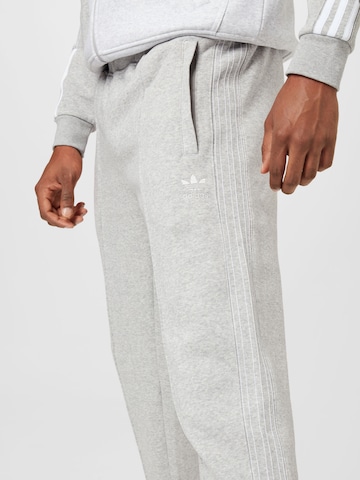 Effilé Pantalon 'Fleece Sst' ADIDAS ORIGINALS en gris