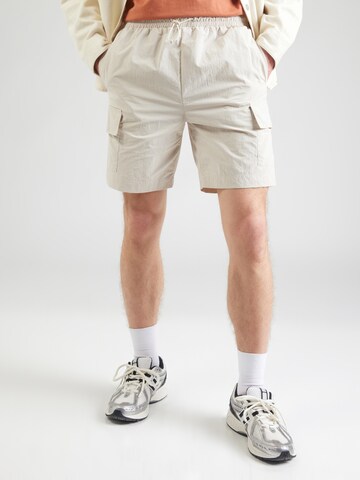 Karl Kani regular Cargobukser 'Essential' i beige: forside