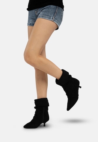 Salinyang Ankle Boots in Black