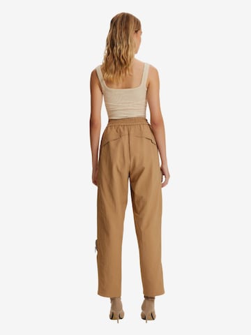 Effilé Pantalon cargo NOCTURNE en beige