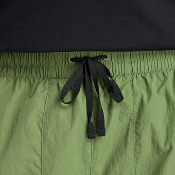 Regular Pantalon de sport 'Castlefield Woven Short 7"' new balance en vert