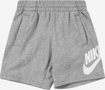 Nike SportswearLoosefit Hlače 'Club Fleece' - siva boja: prednji dio