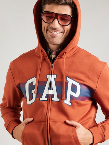 GAP Sweatvest 'HERITAGE' in Bruin