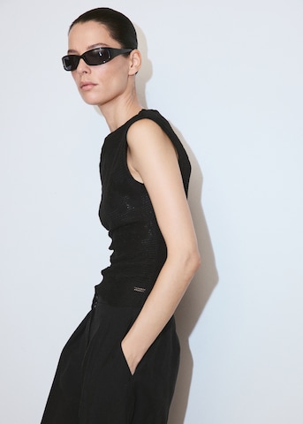 Top in maglia 'HIBISCUS' di MANGO in nero