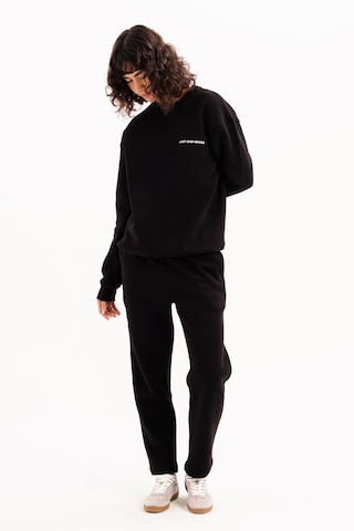 Justever Regular Sportbroek in Zwart: voorkant