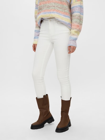 PIECES Jeans 'PCDELLY' i vit, På modell
