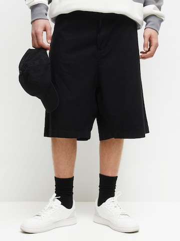 Pull&Bear Regular Панталон Chino в черно: отпред