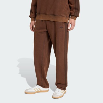 ADIDAS ORIGINALS - Loosefit Pantalón 'Premium Essentials' en marrón: frente