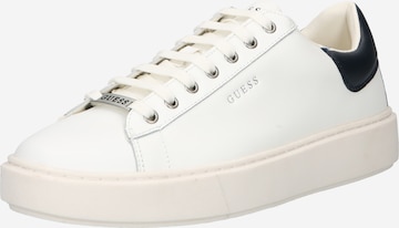 GUESS حذاء رياضي بلا رقبة 'VICE' بـ أبيض: الأمام