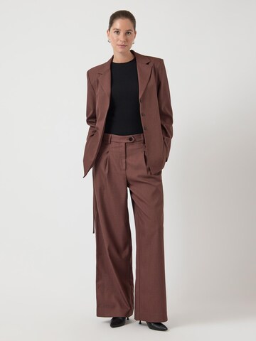 Wide leg Pantaloni con pieghe 'PORTO ' di YAS in rosso